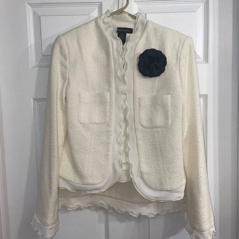 Vintage Victoria's Secret Off White Blazer with Black Floral Detail - Picture 6 of 7